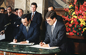 É assinado o acordo de revisão constitucional